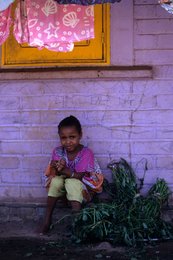 Archipel-des-Comores;-Enfant;-Feuilles;-Fillette;-France;-Kaleidos;-Kaleidos-images;-La-parole-à-limage;-Laurent-Abad;-Linge;-Mayotte;-Mur-violet;-Océan-Indien;-Stories-Pictures;-Vie-quotidienne